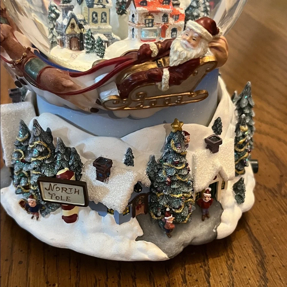 PartyLite Olde World‎ Village musical snow globe